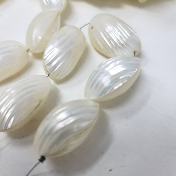 Double-Sided Jumbo Shell Beads Natural Shell  30 x 28 x 16 mm Luster - Picture 3 of 6